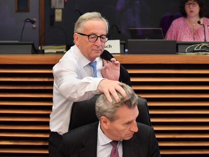 El presidente de la Comisión Europea (CE), Jean-Claude Juncker, saluda al comisario de Economía, y Sociedad Digital, Guenther Oettinger, durante la reunión semanal del Colegio de Comisarios de la Unión Europea celebrada en Bruselas (Bélgica).