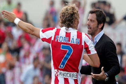 Diego Forlán and Quique Sánchez Flores during a match at the Vicente Calderón.