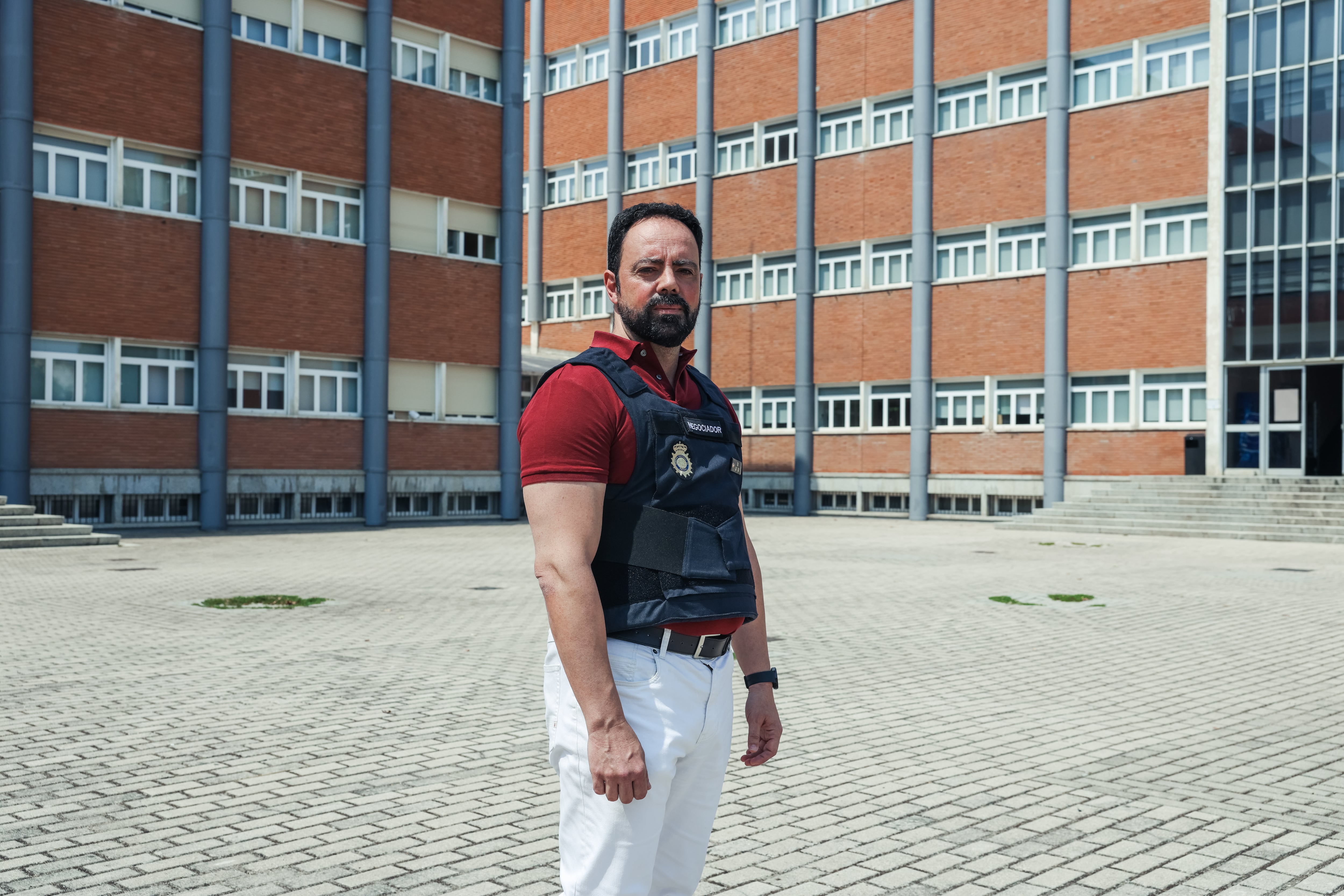 César Martín, en uno de los patios del complejo policial de Canillas (Madrid), el miércoles 20 de agosto. 