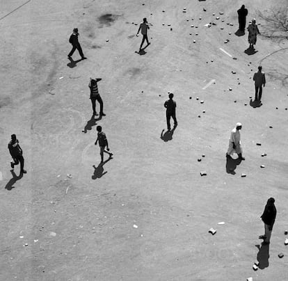 Las primeras horas del conflicto en Sudán fueron en la capital, Jartum, el 15 de abril de 2023, sucedieron en una tranquila mañana de sábado en la que la mayoría de la gente acudía al centro de la ciudad, a hacer compras en el mercado o a sus puestos de trabajo. Tras unas horas de continuos disparos y ráfagas de ametralladora, los sudaneses entraron en pánico. Corrían a buscar la forma de volver a sus casas y alejarse de la zona de conflicto.