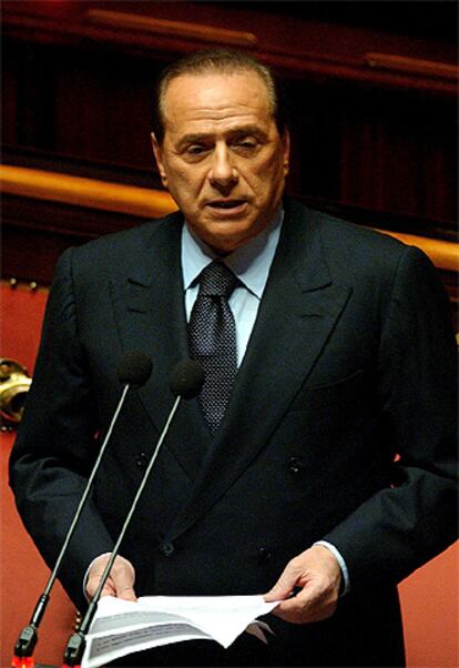 El primer ministro italiano, Silvio Berlusconi, confirma esta tarde en el Senado la presentación de su renuncia.