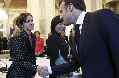 El presidente francés Emmanuel Macron saluda a la actriz británica Emma Watson en un encuentro por la igualdad en el palacio del Elíseo, en París, el martes 19 de febrero de 2019.