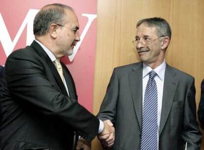Julio Segura, actual presidente de la CNMV, con Pedro Solbes, vicepresidente del Gobierno.