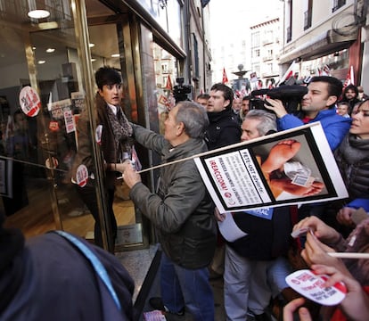 Tensión entre un piquete con una comerciante que había abierto sus puertas en Valladolid durante la jornada de huelga.