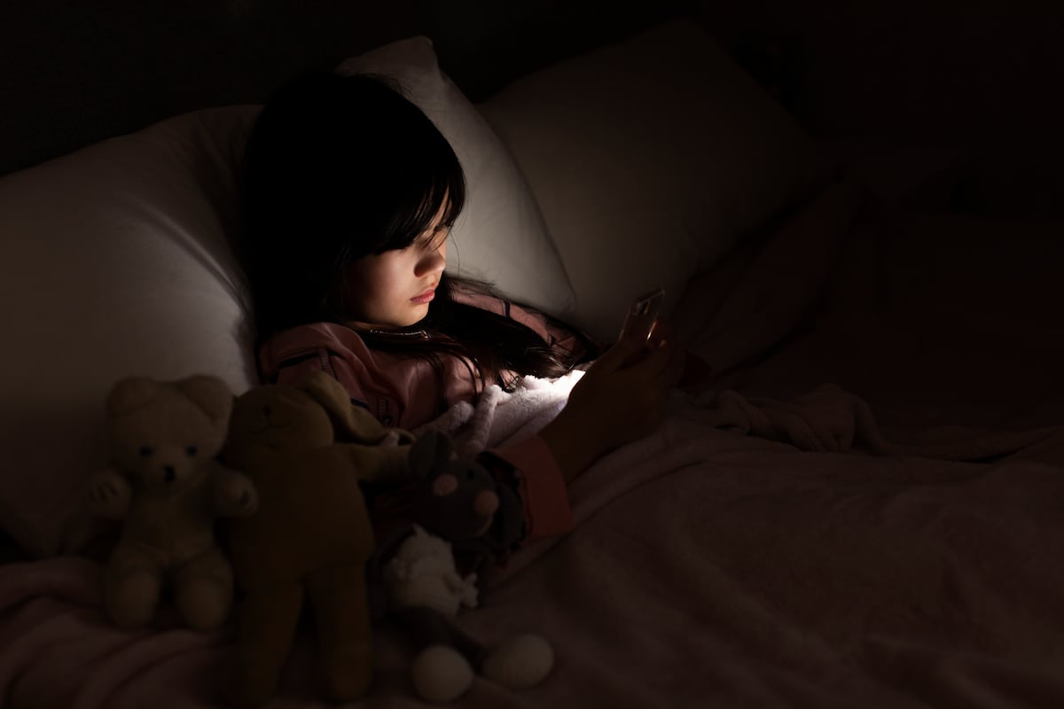 ¿Darías a tu hijo una caja con porno y desinformación? Eso tiene su móvil