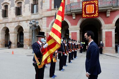 Agentes de los Mossos d'Esquadra reciben al hasta hoy presidente de la Cámara catalana, Roger Torrent, a su llegada al Parlamento de Cataluña.