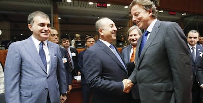 El ministro turco de Exteriores, Mevlut Cavusoglu (izquierda), estrecha la mano a su hom&oacute;logo holand&eacute;s, Bert Koender, en Bruselas.