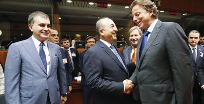 El ministro turco de Exteriores, Mevlut Cavusoglu (izquierda), estrecha la mano a su homólogo holandés, Bert Koender, en Bruselas.