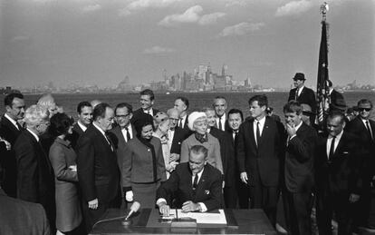 El presidente Johnson firma la Ley de Inmigración de 1965 en Nueva York.