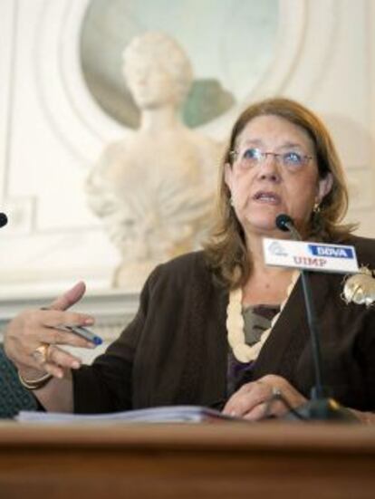 La presidenta de la Comisi&oacute;n Nacional del Mercado de Valores, Elvira Rodr&iacute;guez, durante su intervenci&oacute;n en el encuentro &#039;La Europa que deja la crisis&#039;, dentro de la programacion de los cursos de verano de la UIMP, hoy en el Palacio de la Magdalena de Santander.