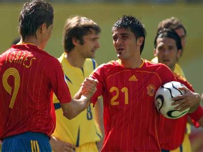 Torres (izquierda) y Villa se saludan en el encuentro contra Ucrania.
