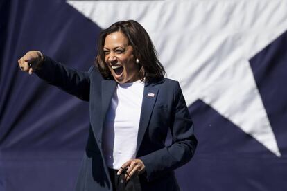 <b>Kamala Harris, la esperanza.</b> En un país donde los actos de violencia policial contra la comunidad negra han llevado al límite el nivel de indignación popular, la designación de la senadora Kamala Harris como vicepresidenta surgió como el símbolo de un nuevo tiempo político y social. En la imagen, Harris, durante un acto electoral en Fort Worth (Texas) el 30 de octubre.