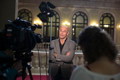 Raül Romeva es entrevistado para la televisión antes de comenzar la segunda sesión del debate de investidura del presidente a la Generalitat.