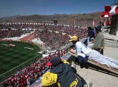 Partido de fútbol en 2005 en el estadio Garcilaso de la Vega, en Cuzco (Perú), a 3.400 metros de altitud.