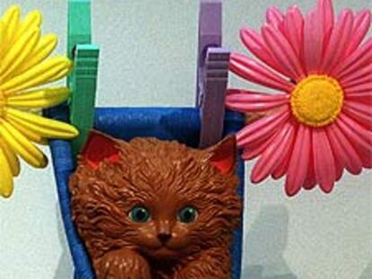 La obra <i>Gato tendido,</i> de Jeff Koons, en el Guggenheim.