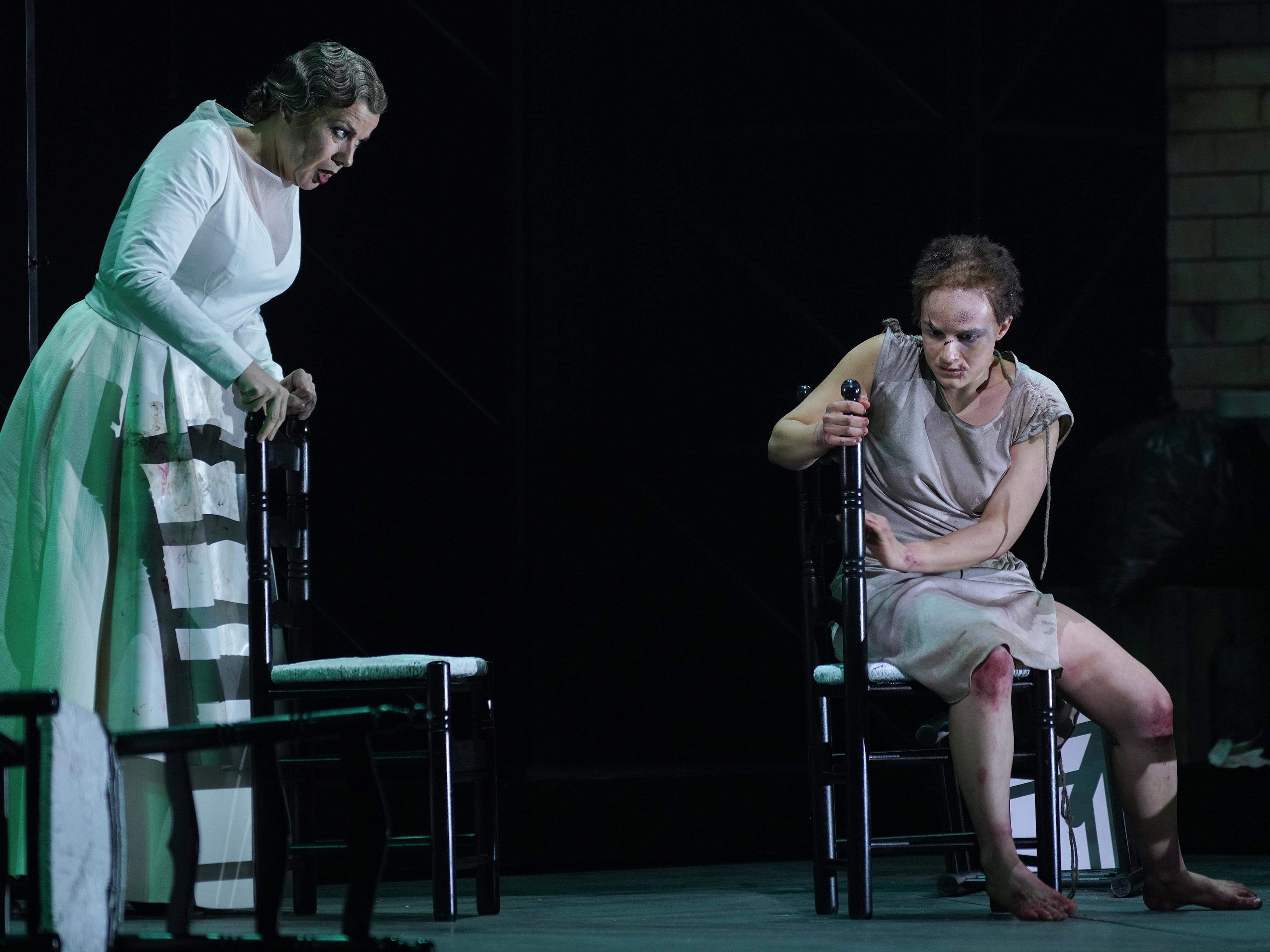 Ana Ibarra, en el papel de Doctora, y la soprano Natalia Labourdette, como Colorina, en una imagen de la ópera 'Tejas verdes', estrenada el jueves por la noche en el Teatro Real.