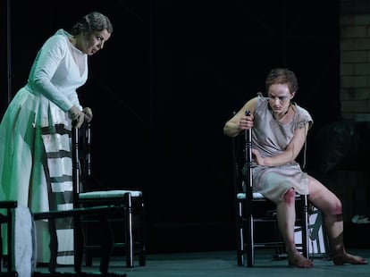 Ana Ibarra, en el papel de Doctora, y la soprano Natalia Labourdette, como Colorina, en una imagen de la ópera 'Tejas verdes', estrenada el jueves por la noche en el Teatro Real.