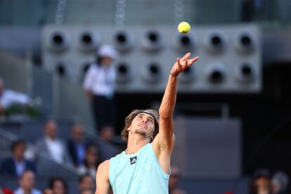 Alexander Zverev, al servicio en la final del Mutua Madrid Open. 