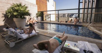 Clientes en la piscina en un hotel de Madrid.