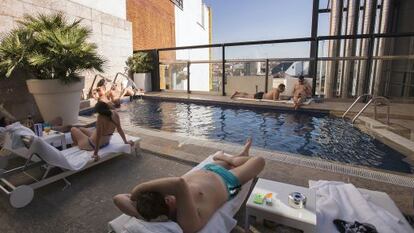 Clients a la piscina d'un hotel de Madrid.