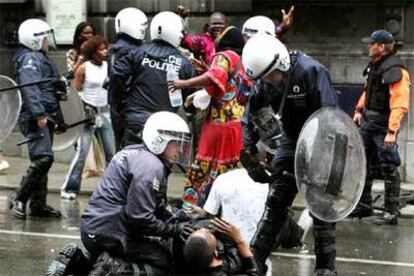 Policías detienen a congoleños que se manifestaban ayer en Bruselas contra el aplazamiento de las elecciones en República Democrática de Congo.