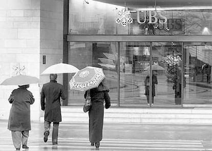 UBS provisiona 6.800 millones y da entrada a capital asiático