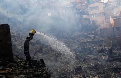 Los vecinos que conviven en la favela Paraisópolis han tratado de extinguir el fuego arrojando cubos de agua desde sus casas, en Sao Pauol (Brasil).