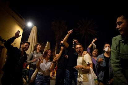 Celebració del final del toc de queda dissabte passat a Barcelona.