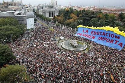 Una pancarta gigante saluda a los manifestantes a su paso por la Plaza de la Cibeles.