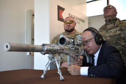 El presidente ruso, Vladímir Putin, prueba un rifle de francotirador durante una ceremonia de las Fuerzas Armadas rusas en Moscú, (Rusia).