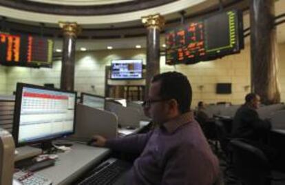 Un agente bursátil trabaja en la Bolsa de El Cairo (Egipto) hoy, lunes 31 de diciembre de 2012.