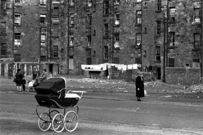 Los edificios que aparecen en esta fotografía en Glasgow fueron gradualmente demolidos y sus habitantes, trasladados a nuevas casas en los suburbios de la ciudad (1968).