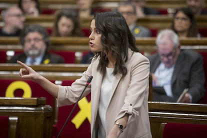 La líder y portavoz de Ciutadans, Inés Arrimadas (izquierda), interviene durante la sesión plenaria 