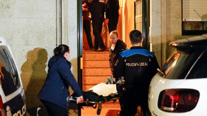 Agentes de la Policía Nacional y Local transportan el cadáver de una mujer supuestamente asesinada a manos de su pareja, este martes en Ribeira, A Coruña.