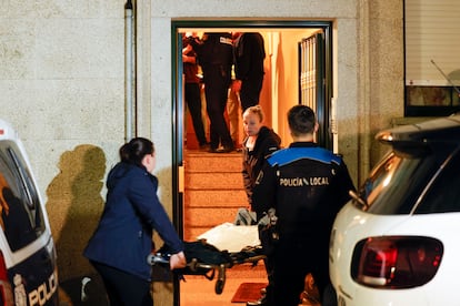 Agentes de la Policía Nacional y Local transportan el cadáver de una mujer supuestamente asesinada a manos de su pareja, este martes en Ribeira, A Coruña.