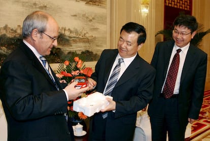 Montilla, izquierda, recibe un coche de juguete marca Chery del gobernador de Anhui, Wang Sanyun, en presencia del presidente de la empresa, Yin Yaontong, ayer en la ciudad china.