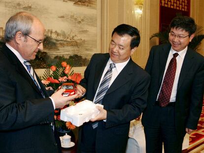 Montilla, izquierda, recibe un coche de juguete marca Chery del gobernador de Anhui, Wang Sanyun, en presencia del presidente de la empresa, Yin Yaontong, ayer en la ciudad china.