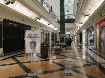 Tiendas cerradas en un centro comercial de Hospitalet de Llobregat (Barcelona).