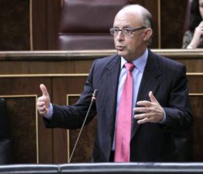 El ministro de Hacienda y Administraciones Públicas, Cristóbal Montoro, durante su intervención hoy en la sesión de control al Gobierno del pleno del Congreso, en la que ha dicho hoy que "agradecería mucho" que los partidos afrontasen con un debate "sereno" y "razonable" la propuesta del nuevo sistema de financiación autonómica que presentará el Gobierno en la segunda mitad de 2014.