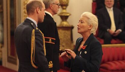 El príncipe Guillermo junto a la actriz Emma Thompson, en el palacio de Buckingham, el pasado miércoles.
