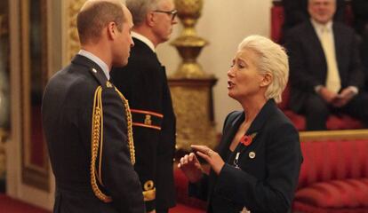 El príncipe Guillermo junto a la actriz Emma Thompson, en el palacio de Buckingham, el pasado miércoles. 