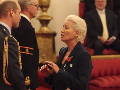 El príncipe Guillermo junto a la actriz Emma Thompson, en el palacio de Buckingham, el pasado miércoles. 