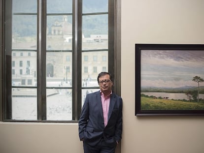 Gustavo Petro, prefeito de Bogotá que está deixando o cargo, em seu gabinete na Prefeitura.