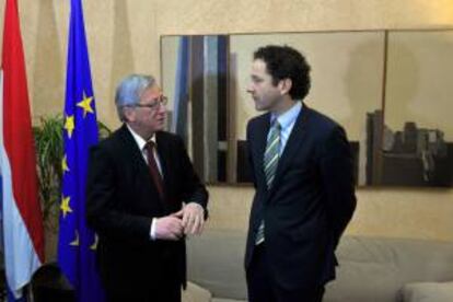 El ministro holandés de Finanzas, Jeroen Dijsselbloem (der), y el primer ministro luxemburgués, Jean-Claude Juncker (izq), durante su encuentro en el Ministerio de Estado luxemburgués, en Luxemburgo, hoy.