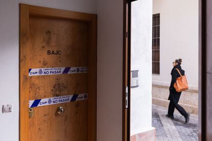 Vista de la puerta del apartamento turstico en el que la Polica Nacional investiga la muerte de un hombre.