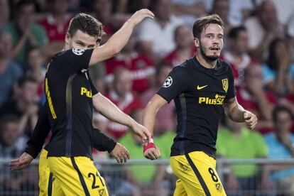 Los jugadores del Atlético de Madrid Saul Niguez (d) y Kevin Gameiro en acción ante el PSV Eindhoven.