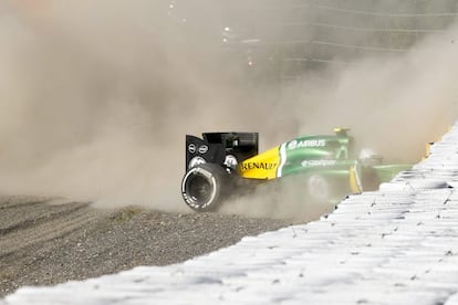 Van der Garde de la escuderia Caterham F1 Team se sale de la carrera y choca contra las barreras protectoras.