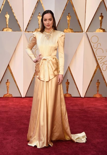 Dakota Johnson arriesgó con un vestido dorado de Gucci.