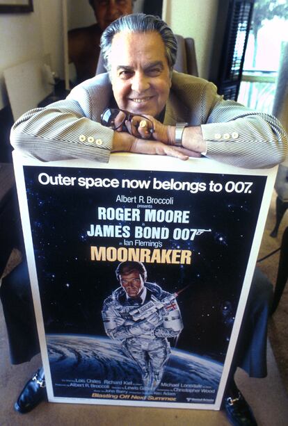 El productor Albert Broccoli posa con el póster de 'Moonraker' en California en 1979.