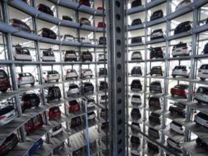 En la imagen, varios vehículos de la marca alemana Volkswagen aparcados en una torres VW Autostadt en Wolfsburgo, Alemania. EFE/Archivo